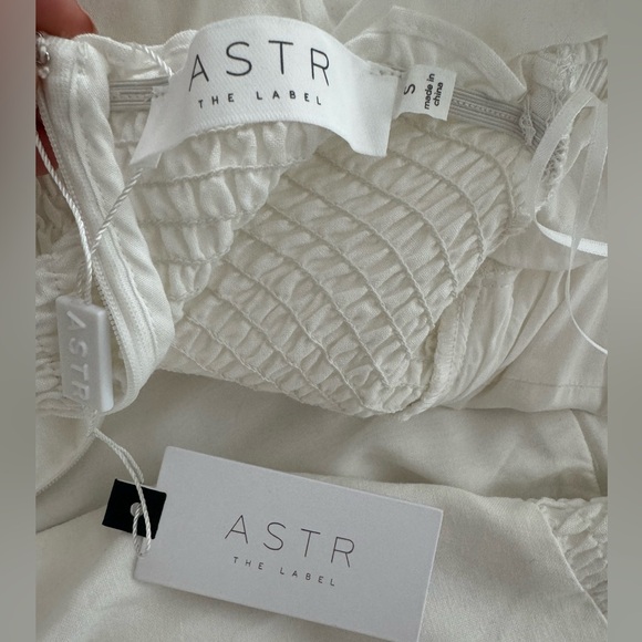 ASTR The Label Off Shoulder Puff Sleeve midi Dress - Picture 5 of 5